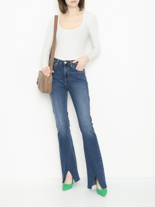 Расклешенные джинсы с разрезами 3x1 - МодельОбщийВид